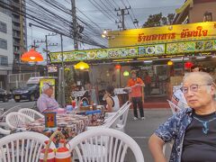 夕方6時過ぎ、夕食に出かけました。インドからの観光客が増えたせいかインド料理のお店ばかりが目につきます。

歩き疲れて、ここでいいかな、、？
『ノン ジャイ レストラン』