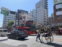 人力車と二階建てバス。ロンドンの二階建てバスが日本に来た時に父親と雷門まで見に来た事を思い出しました。もの凄い人出だった事を覚えています。