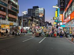 
ホテルでゆっくり休憩したら、六合夜市に向かいます。

本当は夜のライトアップがキレイと聞いていた三鳳宮や、タクシーで蓮池潭あたりに行きたかったのですが、母が疲れたからもうやめとこっ！と言うので夜市だけ行くことにしました。

まぁ疲れていたことは確かだし、行きたかった龍虎塔は閉鎖中だし結果オーライ。