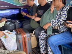 2時間20分ほどでパタヤのバスターミナルに到着。友人は近くのレンタルバイク屋へ、私はソンテウで市内まで(50バーツ)。他の旅行者とギュウギュウに乗って出発。

初ソンテウだけど超絶気持ちいいね。風を受けて爽快感。私の席の目の前にはきれいな男の子二人が手を繋いでラブラブだった。
