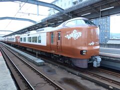 やってきました、特急やくも。
ブロンズ色の車体に、
神話に出てきそうな雲のマークが
アクセントになっていて、
素敵なデザインです♪