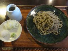 蕎麦処　草庵・・・石川県屈指の　蕎麦処

日曜日のランチ使用

開店後予約　45分待ちな　人気店

今回　十割そば（1050円）　オーダー

福井県産メインに　北海道　茨城などから　1年分の玄そば　仕入れ

真空低温貯蔵庫にて　保存

毎日　石臼で自家挽きする粉を　井戸水使って手打ち

透明感すら感じる　キリリと締まった　細打ちのそばが　美味

そばつゆに　おろし　わさび　ネギ　とシンプルにいただきます

なみなみと　そば湯も　いただき　そば本来の食感　堪能

洗練されたそばテイスト　様々なメニューでいただける名店

