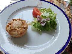 ポサーダPOUSADA CONVENTO DE EVORAで昼食をいただく。写真は、チキンのパイ包。 
