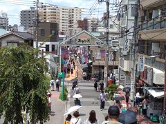 まずは日暮里駅で降りて、夕やけだんだんを通って