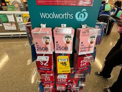 Woolworth
街中とケアンズセントラルにもあるスーパーマーケット。ケアンズに来れば一度はお世話になるスーパーマーケットだろう。日用品、食料品からお土産でまで何でもそろう。お寿司も売っている。ケアンズに来るとまずSIMカードを買うためにこちらに来る。
写真の様にセール品のSIMがあり今回はVodaphoneの45GBで15ドルを購入。15GBで7ドルの商品もあった。設定には多少英語力が必要だがそれほど難しくないので安く済ませたい方にはお勧めだ。

ケアンズセントラル内にあるJB HI-FIでも格安SIMが買えます。