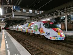 松山駅一つ前の駅でホームにスゴイ人が見えてきました。
一両の車両、当然、立って来ましたが、ホームにいる人達、乗れるのかな?と思いながら、前の方に移動したら、座れる席が空いていたので座らせてもらいましたが、これでもかというくらい、「前に進んでください」と・・・
松山駅に着いたら、可愛らしいアンパンマンの電車。
こんな電車、見たことないから、夢中で撮ってました。
改札口の所で回数券と共に料金を払った時に聞いたら、コンサートがあったとか?
駅員さんも大変。

こんなに遠くまで来てしまったけど、夢が一つ、実現しました。
