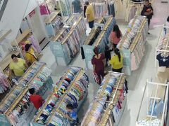 40分位の待ち時間なので、近くの「ボーグショッピングセンター」で時間潰しします。
