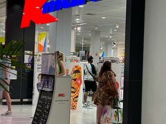 ケアンズセントラル
こちらも観光客なら一度は利用するだろう。Kamrt、Coles, Woolworth, Myern、Targetなどがありここに来れば何でもそろう。パーキングは3時間まで無料で停められるのも良い。朝6時からやっているCoast Roastなどもあるので早朝便で到着後こちらで朝食を取ってもよい。