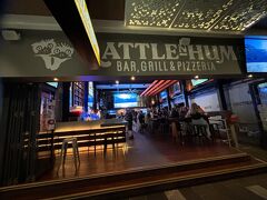 Rattle n Hum 
ローカルのお友達と久しぶりにディナーをすることに。
お店は知っていたが利用したことがなかったのでこちらのお店をチョイス。
ピザ窯で焼くピザが売りのお店。今回は普段オーダーしないスモークサーモンピッザとハワイアンピッザにトライ。正直トッピング以前にピッザ生地がうまくない。焼き過ぎでせんべいの上に具材が乗っていてうまくないと言うよりまずかった。まさにハズレのお店を選んでしまった。残念。ピッザを食べるならVilla Romanaに行けばよかったと後悔。