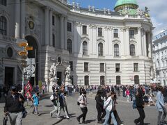 時刻は10：45で、ミヒャエル広場には観光客だらけ