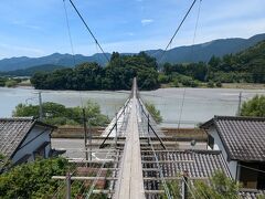 この吊り橋は住宅の上を通る吊り橋！（ゆるキャン11巻　135P）
ゴープロ持ってくれば同じ画角で写真撮れたのにな～