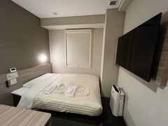 お部屋はキーレスシステム。暗証番号で入るタイプ。つまり番号がわからなくなったら締め出しの刑に処されますw
12平米のダブルルーム。12平米なので狭いですが、眠るだけなので別に問題なし。
あれ？浴衣とかないのか？って思ったら貸し出し用パジャマは１階に取りにいかないとダメなようです。なるほど、お部屋のアメニティは最小限の用意にしているのか。
ちょっと休憩して、さっそく大浴場へ行ってきまーす。

今回は2日前にホテルを取ったため空いておりませんでしたが、和室のお部屋もあるようです。
和室もいいかもね。思い切りゴロゴロできそう。