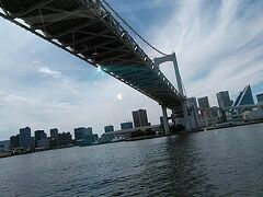 レインボーブリッジの下を通過します。