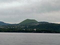 ひと際緑のすり鉢状の山は、伊東にある大室山。