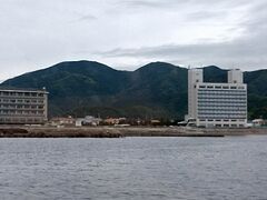 松崎の海岸沿いにあるのは、元はプリンスホテルの伊藤園ホテルと、国民宿舎のまつざき荘。