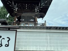 さっそく友達が予約しておいてくれた納涼床レストラン『LE UN 鮒鶴京都鴨川リゾート』へタクシーで向かいます。

タクシーの車窓からの『佛光寺』