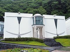モダンな建物は伊豆の長八美術館。