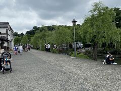 ９時２５分美観地区到着
今にも雨降りそうな天気
車は市営美観地区南駐車場に停めました。
ここの駐車場には普通充電器６ｋｗｈがあるので、観光中に充電します
駐車料金は８時から２０時まで最大８３０円とお安いです
この時間は、まだ駐車場も空きがあります