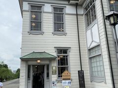 ９時３５分倉敷館観光案内所
入り口近くまで列ができていました
川下りチケット購入
午前中の便は満員なので・・・１６時出発分購入
大人６人しか乗れませんもんね
レトロチックな建物で、窓ガラスも昔のままで割れたりしたら同じものはないらしい位貴重なものみたいです