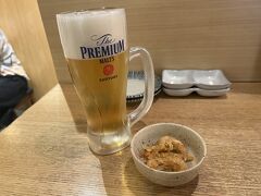 雨が強いので、博多駅の飲み屋ゾーンへ。
魚助に入店。
駅に飲み屋ゾーンのある博多駅は素晴らしい。