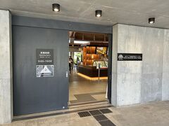 空港ターミナルのショップを散策します。