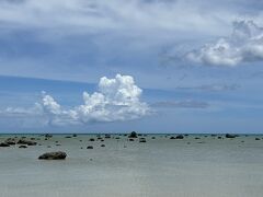 その後、沢田の浜まで移動。

1771年の明和の大津波によって運ばれてきたらしい数多くの巨岩が沖合に転がっているちょっと変わった風景のビーチです。

遠浅なんで海水浴やシュノーケルには適さへんらしいけど、海水浴してる家族連れが一組おるから写り込まんように角度調整したら砂浜が写らんかった(^_^;)