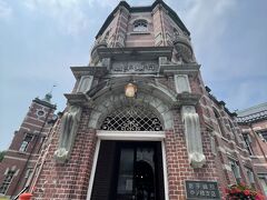 レンタカーを返す前に盛岡駅近くのこちらへ。

岩手銀行赤レンガ館。
こちらも夫の希望でやってきました。