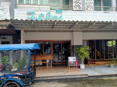 「Floating Pier East Railay」に着いた時も絶好調の土砂降りでした。
港出口付近の係員がピックアップのバンに誘導していたので、こちらも「クラビ タウン」と声を上げて、目的のバンに乗り込みました・
11時過ぎには何とか「ジャスト ファイン クラビ ホテル」にチェックインできました。(^^)/