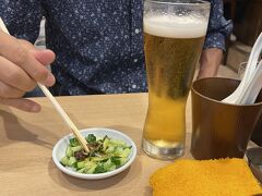 昼食がパン１つでしたので、じゃじゃ麵か冷麺を食べようとなって、白龍へ。

夫は運転が終わって早速ビール。