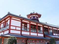 道後温泉本館は7/11からopenとなっていました。
椿の湯は本館の姉妹湯として昭和28年に完成。
中庭で飛鳥乃湯と繋がり一体感を出しています。
