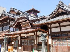 道後温泉本館。
約3000年の歴史を誇り、日本最古といわれる道後温泉のシンボル。
「道後温泉本館」は、平成6年12月に公衆浴場で初めて、国の重要文化財に指定されました。