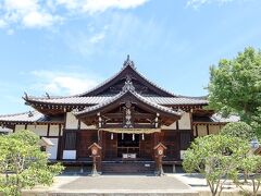 湯神社。
第十二代景行天皇の勅命により建てられたと言われる由緒正しき名社。
地震などの天災によって道後温泉の湧出が止まった際に、湯神社で湯祈祷が行われた結果、再び湧出が始まったと伝わっており、その儀式は今も例祭に姿を変えて引き継がれている。
次にどこへ行こうかmapを見ていたら、神社巡りというアプリがあるというのを通りすがりの人から教えてもらいました。