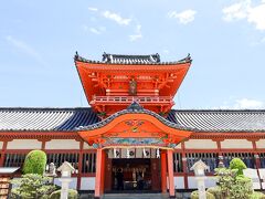 建築は江戸時代初期ながら、よく桃山 時代の遺風を継承しており、金箔をはった円柱、彫刻を抱いた蛙股、海老虹梁など極彩色の豪華な建造物です。
京都の石清水八幡宮を模したと言われ、大分の宇佐神宮と並び全国に三例しかない
整った八幡造りで国の重要文化財に指定されています。
