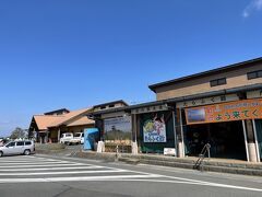 カニや果物など地元の食材が並ぶ。