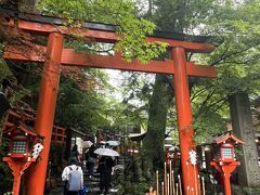 貴船のバス停から歩いて5分ほどで貴船神社に到着。