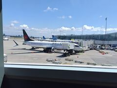 成田で離陸が少し遅かったので、バンクーバーにも少し遅れて到着しました。日本の空港とは違う飛行機が停まっている景色が好きです