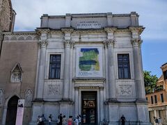 アカデミア美術館。ティツィアーノ、ティントレット、ヴェロネーゼなどベネチア派絵画を収蔵。前身が美術学校なので「アカデミア」の名前が。混雑もないし、大型の絵画が多く見ごたえがあるし、おすすめです。