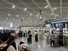 道が混んでて予定より少し押して成田空港到着。空港、かなり混雑してます。