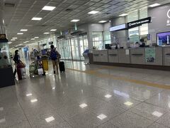 サクッと入国(^^)
今回から韓国でも配車アプリの波に乗ってみることに。カカオ一択との情報が多いの中、Uber もあるとか。どうせなら他の国でも使えるアプリを入れときたいなと思って、Uber タクシーを使ってみます。