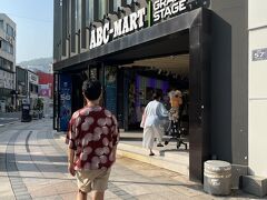 タワーから降りてきて光復路へ。
今回は靴を買う気満々の夫。