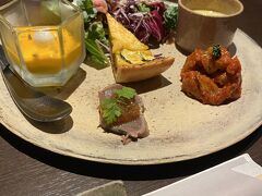 常滑駅近くにある、窯のある工場を改装した雰囲気のあるレストラン共栄窯。
予約したほうが良い。
3100円のランチで、ドリンクとケーキがついてきます。
前菜。