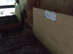 素鵞社（そがのやしろ）で、稲佐の浜で採取したお砂を奉納し、新たにご利益のあるお砂と交換します。
しかし、このお砂箱、どちらがどのお砂か不明。他の方々も右往左往しています。
一年間寝かせていたであろう乾いているお砂を持ち帰らせていただきます。
