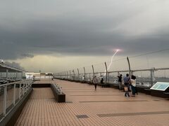 日本橋の高島屋へ寄って早めに羽田に到着
前日の天気予報で「東京上空　雷かもね(^_-)-☆」
なんて予報だったので１７時頃には到着してました
そして案の定　雷で全機離陸が止まってる
「わーい(*^▽^*)　雷　綺麗だーー」
なーんて呑気に写真なんか撮ってるもんだから・・・　
