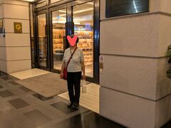 
歩いて10分弱でホテル到着。

鮪魚家族飯店高雄館 フィッシュホテルカオシュンです。

高雄駅の方が最寄りっぽいのですが、高雄駅が工事中で出口が1箇所しか開いていなくてかなり遠回りしたという口コミを見て、美麗島駅から歩くことにしました。

そんなに遠くなかったので良かったです。