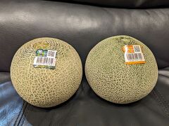 帰りに「サングリーン旭」でメロンをGET！
土曜日よりは人が少なかったかな？

今年は小さめサイズだったけど、相変わらず美味しかったですね。
写真は撮らなかったけど、毎年スイカも買っています。今年は〈羅皇 ザ・スウィート〉のＢ級品を買ったけど、めちゃくちゃ美味しかったです。

来年もまた買いに行きましょー☆