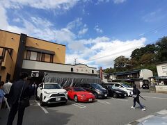 まずは赤湯ラーメン！
いつも自宅用を買って食べているのですが、本店で食べたことがなかったので、絶対に行かなくては！と来てみました
一斉入れ替え制なので、入店までに非常に時間がかかる