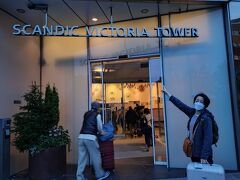 北欧11日間のツアー、最初の訪問国ノルウェー観光を終えて、飛行機でスウェーデンの首都ストックホルムにやってきた。

この日宿泊するのはストックホルムの郊外にある「Scandic Victoria Tower」
できれば街中に泊まりたいところだけど、薄明るいようでも白夜なのでこのとき既に21時半過ぎ、スーツケースも開けなければならないし、こんな時間からじゃ飲みに繰り出すこともできないので、郊外でも良い良い！