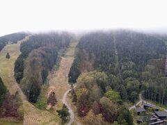 ぐるっと山に囲まれたトマム ザ・タワー

札幌駅から特急おおぞらに乗り、2時間弱でトマム駅に到着。すでに連絡バスが待っていて、送迎から完璧です。
新千歳空港から来た友人は南千歳駅から乗ってもらい、車内で待ち合わせました。

朝早くから動いたので、午前中に着きました。荷物だけ預けようと思っていたら、部屋の用意ができているからと早々にチェックイン！
予約制の朝食会場にしたかったのですが、チェックイン以降から予約が可能でした。絶景レストラン、天空の予約が取れたー！お部屋も高層階で感動です！