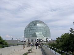 このドーム見えてきた～！
ちなみに入園後は飲食禁止。子どもまだかき氷を食べていたので、ゲート前で急いで食べました。