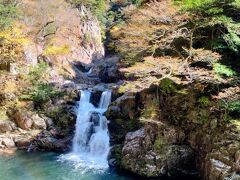 三段滝。紅葉した山肌といっしょに見られてとてもきれいでした。